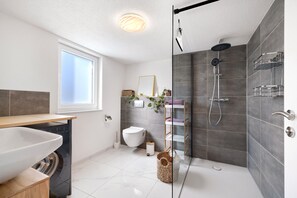 Een douche, een haardroger, handdoeken