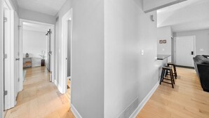 Un apartamento moderno con cocina, comedor y sala de estar.