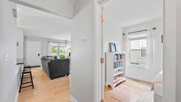 Casa, varias camas, patio, vista al jardín (The Suburban Nest) | Área de sala de estar | Televisión de pantalla plana de 42 pulgadas con canales digitales