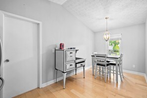 Talo, useita sänkyjä, patio, näköala puutarhaan (The Suburban Nest) | Sisätilat