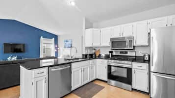 Rumah, Beberapa Tempat Tidur, patio, pemandangan kebun (The Suburban Nest) | Dapur pribadi | Lemari es, microwave, oven, dan kompor