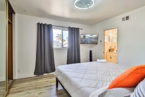 3 bedrooms, desk, iron/ironing board, travel crib