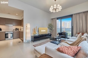 Appartement Premium, 2 chambres, baignoire, vue ville | Salle de séjour | TV connectée de 55 pouces avec chaînes par câble