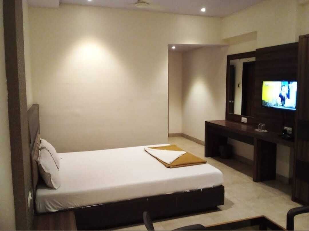 Classic Room | Desk, laptop workspace, free WiFi