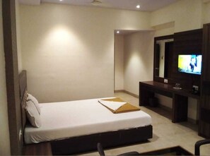 Classic Room | Desk, laptop workspace, soundproofing, free WiFi - HOTEL HILL VIEW (Vasai)