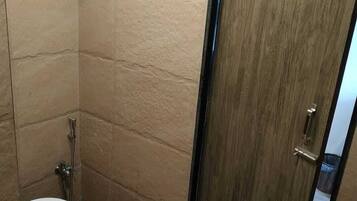 Ducha, artículos de tocador gratuitos, secador de pelo, toallas