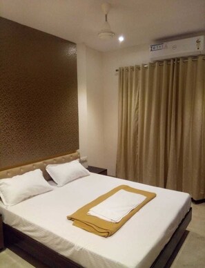 Classic Room | Desk, laptop workspace, soundproofing, free WiFi - HOTEL HILL VIEW (Vasai)