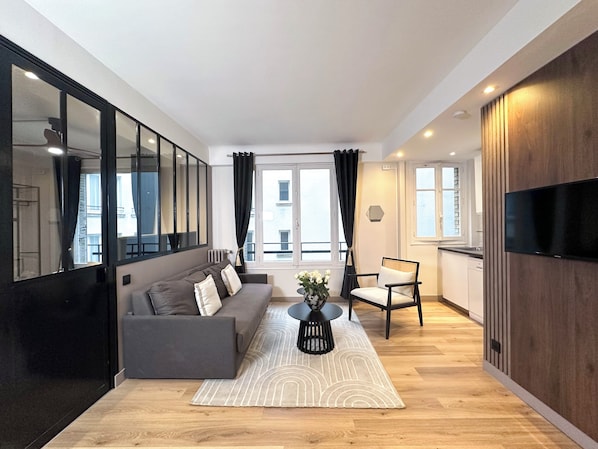 Apartamento premium, vista para o pátio | Área de estar | Smart TV 80 cm com canais digitais