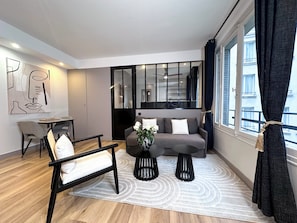 Apartamento premium, vista para o pátio | Vista do quarto