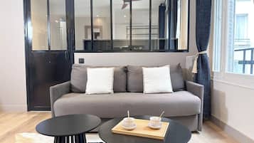 Appartement Premium, vue cour intérieure | Coin séjour