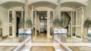 Property entrance - 1628 Matignon (Paris)