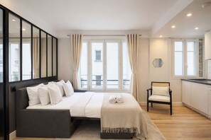 Appartement Prestige, vue sur la cour intérieure | Aire de séjour | Téléviseur connecté de 80 cm avec télévision numérique