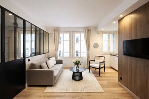 Appartement Prestige, vue sur la cour intérieure | Aire de séjour | Téléviseur connecté de 80 cm avec télévision numérique