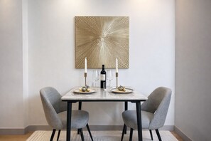Appartement Prestige, vue sur la cour intérieure | Aire de séjour | Téléviseur connecté de 80 cm avec télévision numérique