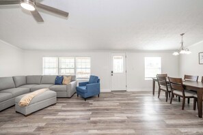 House, Berbilang Katil, Patio, Garden View (Stillwater Hollow) | Ruang tamu | 65 inci televisyen skrin rata dengan digital