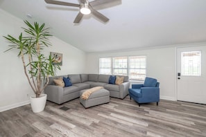 House, Multiple Beds, Patio, Garden View (Stillwater Hollow) | Living area
