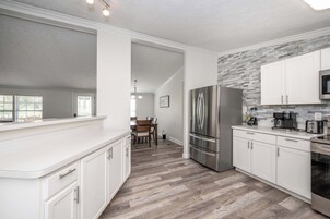 House, Multiple Beds, Patio, Garden View (Stillwater Hollow) | Private kitchen | Fridge, microwave, oven, stovetop