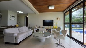 Living area - Bangalô Frente Mar no Carneiros Beach Resort bLP (Tamandaré)