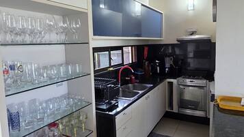 Bangalô luxo, vista para a praia | Cozinha privada | Geladeira, micro-ondas, fogão, cooktop
