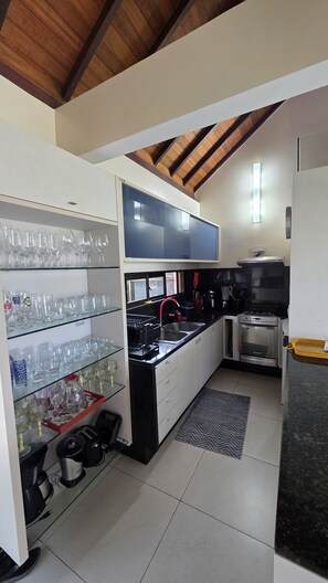 Deluxe Bungalow, Beach View | Private kitchen