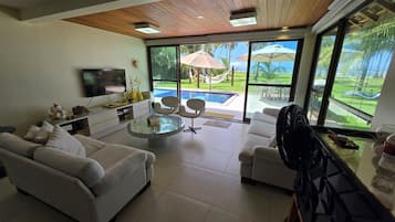 Deluxe Bungalow, Beach View | Living area
