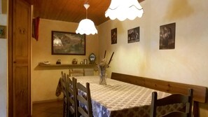 House, 3 Bedrooms, Accessible, Garden View | Dining room