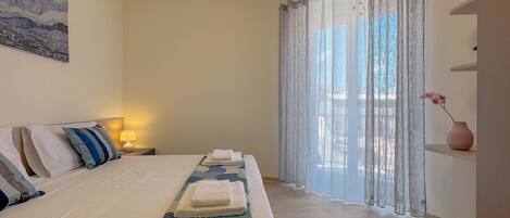 3 bedrooms, desk, iron/ironing board, free WiFi