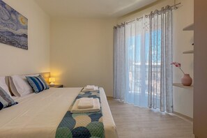 3 chambres, bureau, Wi-Fi gratuit, draps fournis