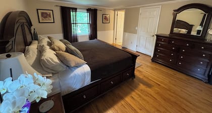 20minutes to Saratoga track, 3mi to highway. Pet friendly. 3 night minimum