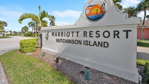 Property grounds - Charming 2-bedroom condo in delightful Stuart with WiFi, AC (Stuart)