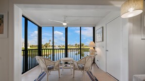 Interior - Charming 2-bedroom condo in delightful Stuart with WiFi, AC (Stuart)