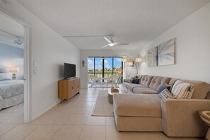 Living area - Charming 2-bedroom condo in delightful Stuart with WiFi, AC (Stuart)