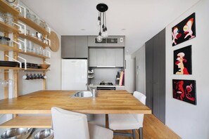 Réfrigérateur, micro-ondes, four, plaque de cuisson
