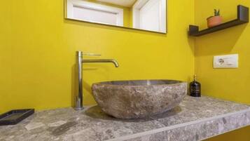 SĂšche-cheveux, serviettes fournies