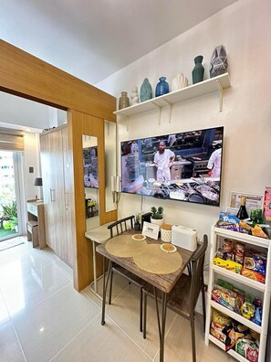 Leilighet, 1 soverom, privat basseng, byutsikt | Spiseområde