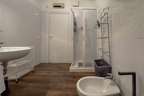 Douche, sĂšche-cheveux, bidet, serviettes fournies