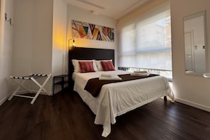 1 habitación, tabla de planchar con plancha, wifi gratis y ropa de cama