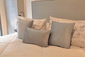 2 عدّة غرف نوم ومكواة/لوح كي وملاءات أسرّة