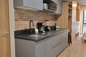 ثلاجة، ميكروويف، ماكينة لصنع القهوة/الشاي، مستلزمات طهي/أطباق/أوعية