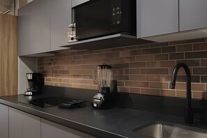 Kühlschrank, Mikrowelle, Wasserkocher mit Kaffee-/Teezubehör