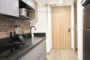 Jääkaappi, mikroaaltouuni, kahvin-/teenkeitin