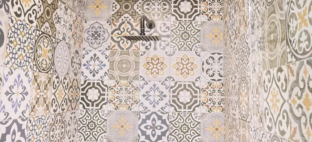 Dusj, hårføner, håndklær og sjampo