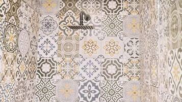 Dusj, hårføner, håndklær og sjampo