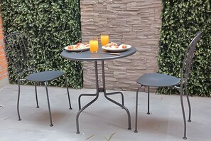 تناول الطعام بالخارج