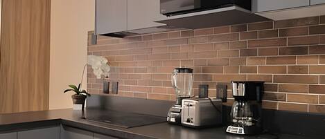 冷蔵庫、電子レンジ、コーヒー / ティーメーカー、調理器具と食器