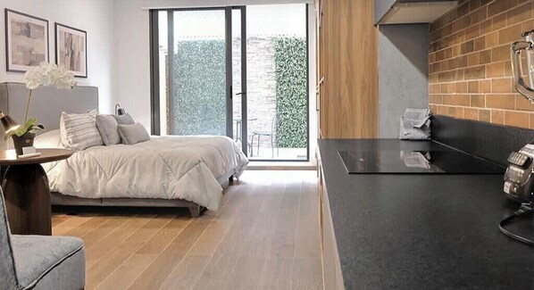 1 chambre, bureau, fer et planche à repasser, lit de bébé portatif