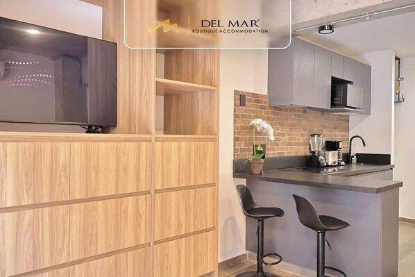 Réfrigérateur, micro-ondes, cafetière/bouilloire