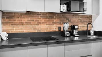 Geladeira, micro-ondas, cooktop, cafeteira/chaleira