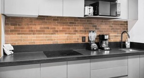 Réfrigérateur, four à micro-ondes, surface de cuisson, cafetière-théière