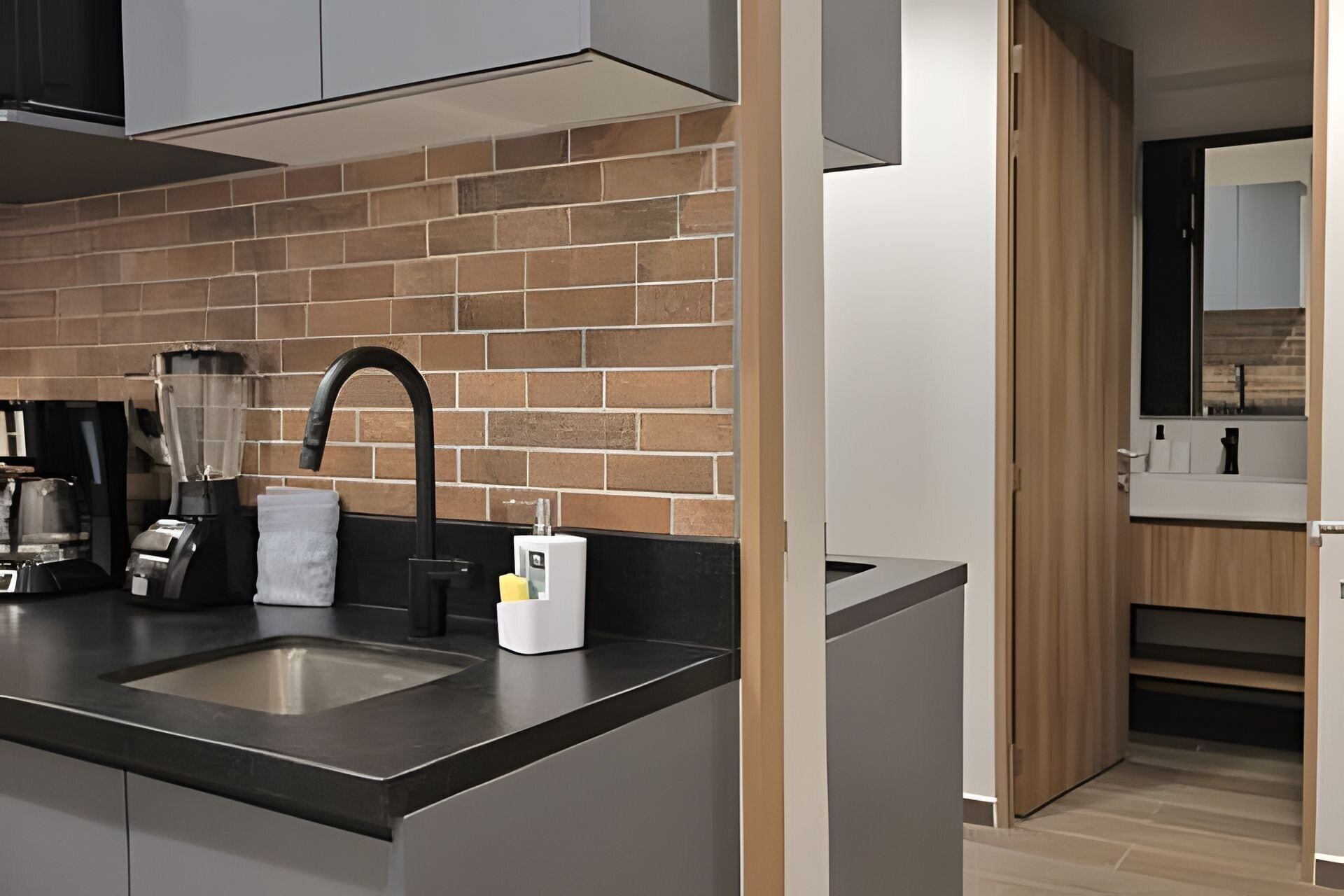 Kylskåp, mikrovågsugn, kaffe- och tebryggare och brödrost